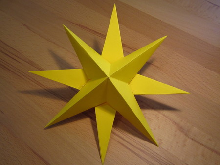 Dreidimensionaler Stern aus Tonpapier