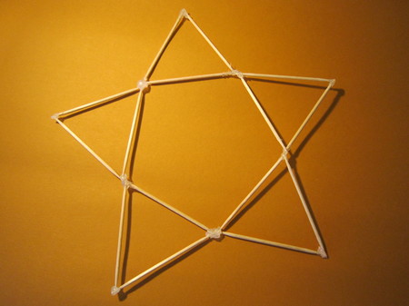 2. Die Dreiecke zum Stern legen